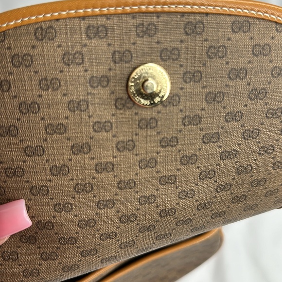 GUCCI Leather Crossbody ~EUC - Picture 9 of 17